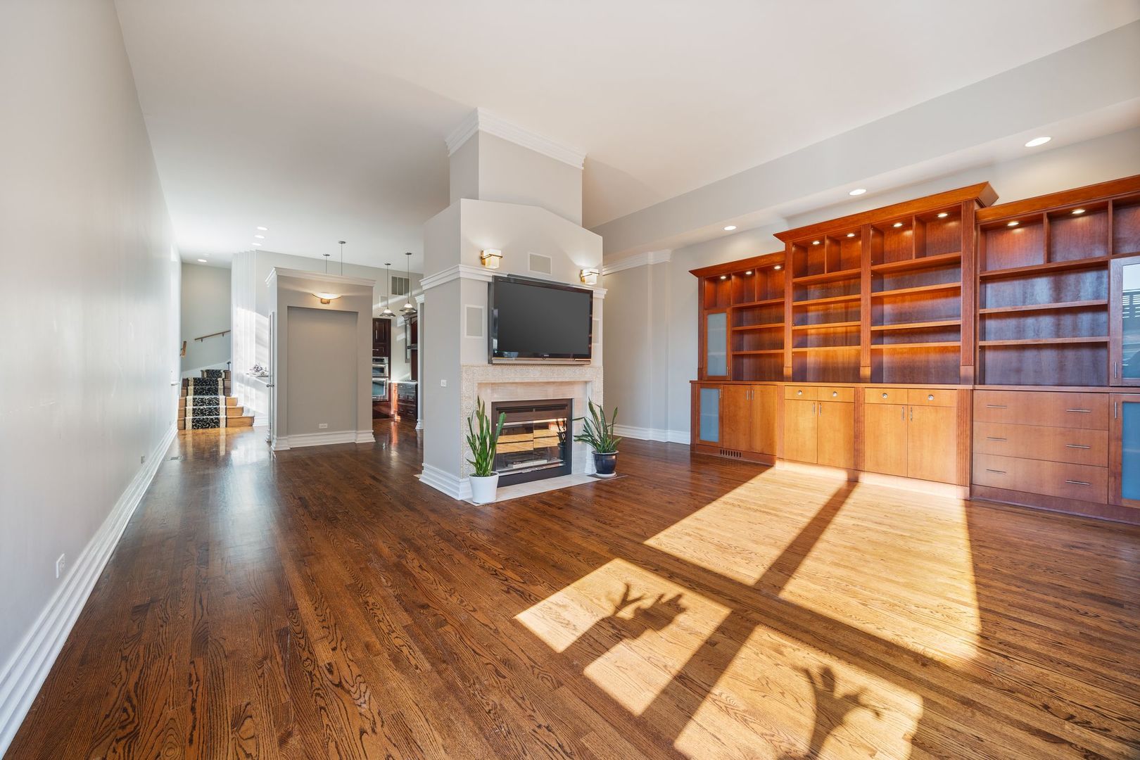 1947 N Kenmore Avenue Unit: EAST