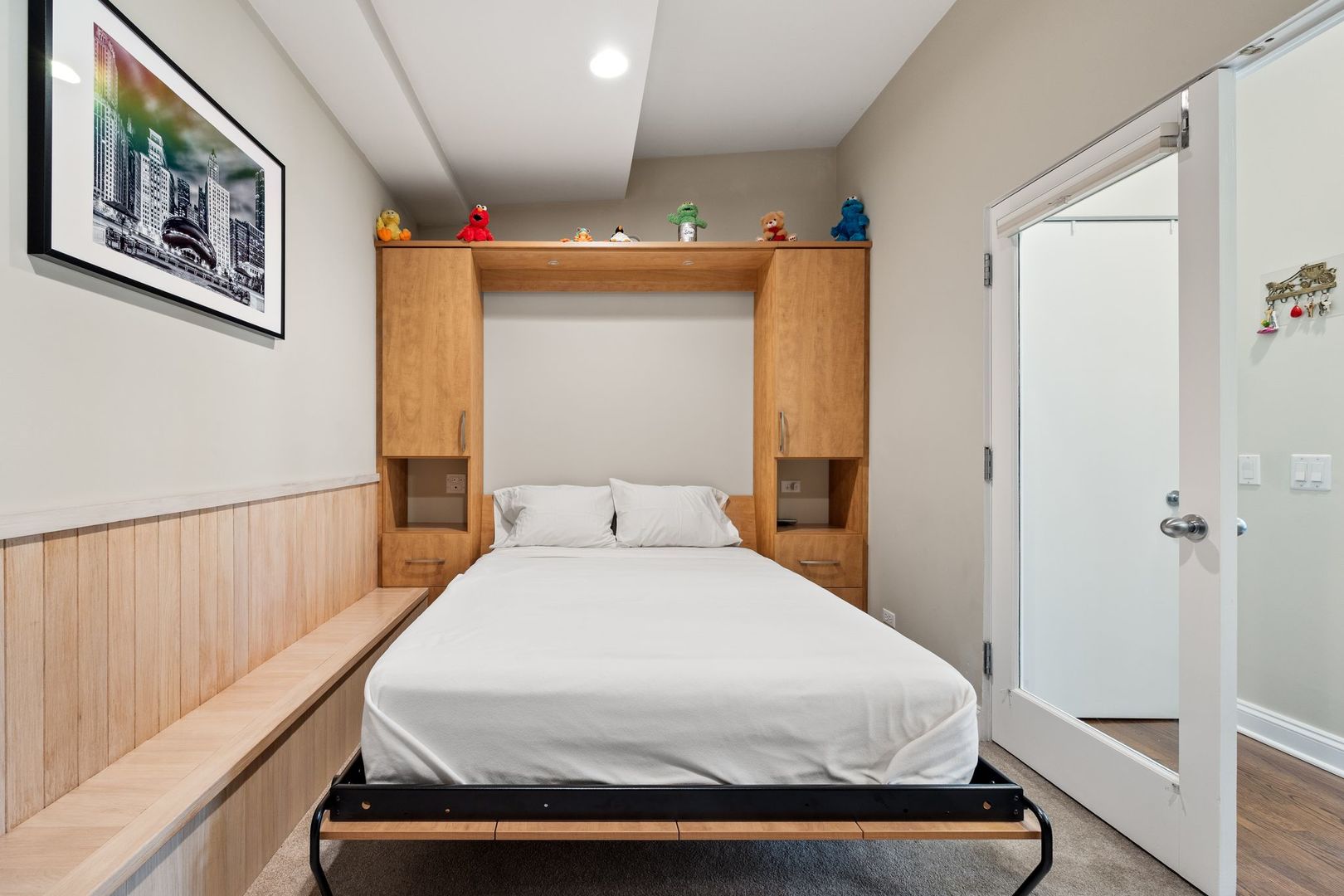 1947 N Kenmore Avenue Unit: EAST