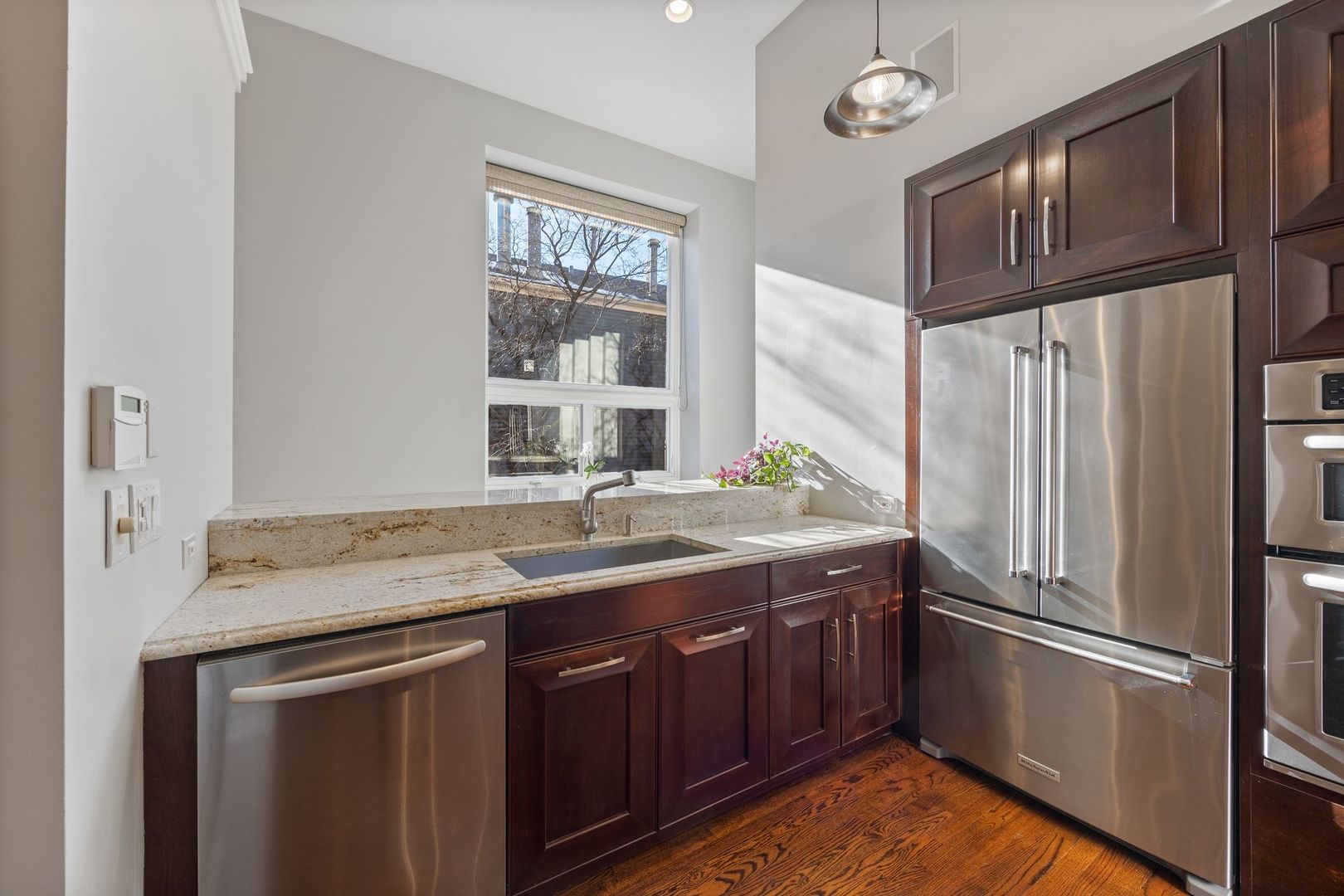 1947 N Kenmore Avenue Unit: EAST