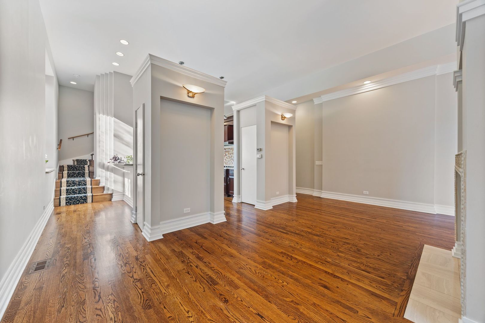 1947 N Kenmore Avenue Unit: EAST