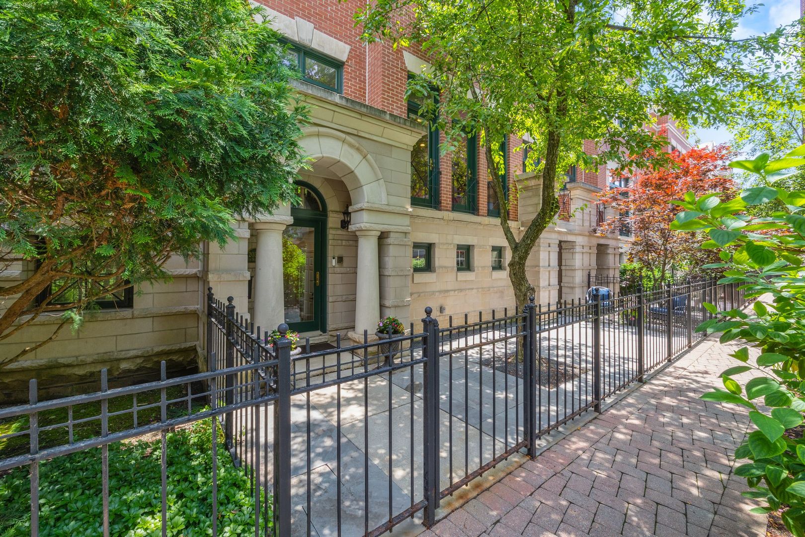 2030 N Sedgwick Street Unit: J