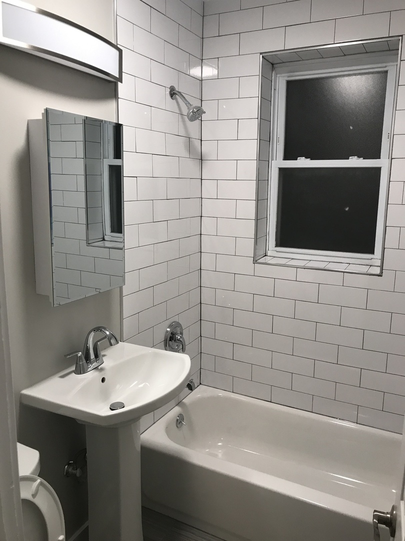 5526 N Artesian Avenue