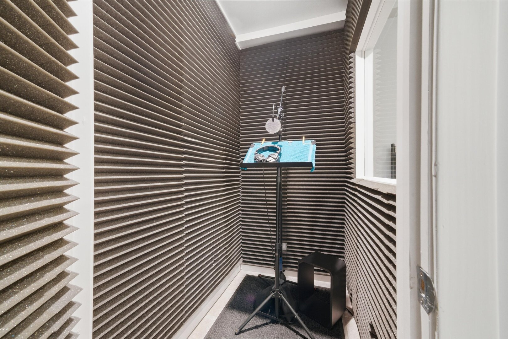 1733 W Lawrence Avenue Unit: CU2