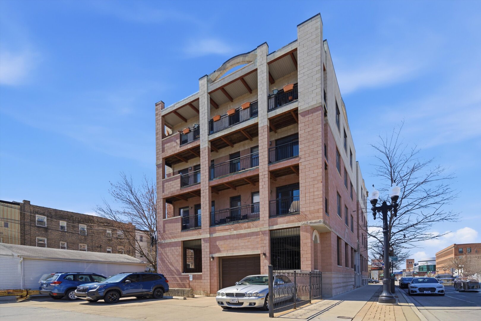 1733 W Lawrence Avenue Unit: CU2