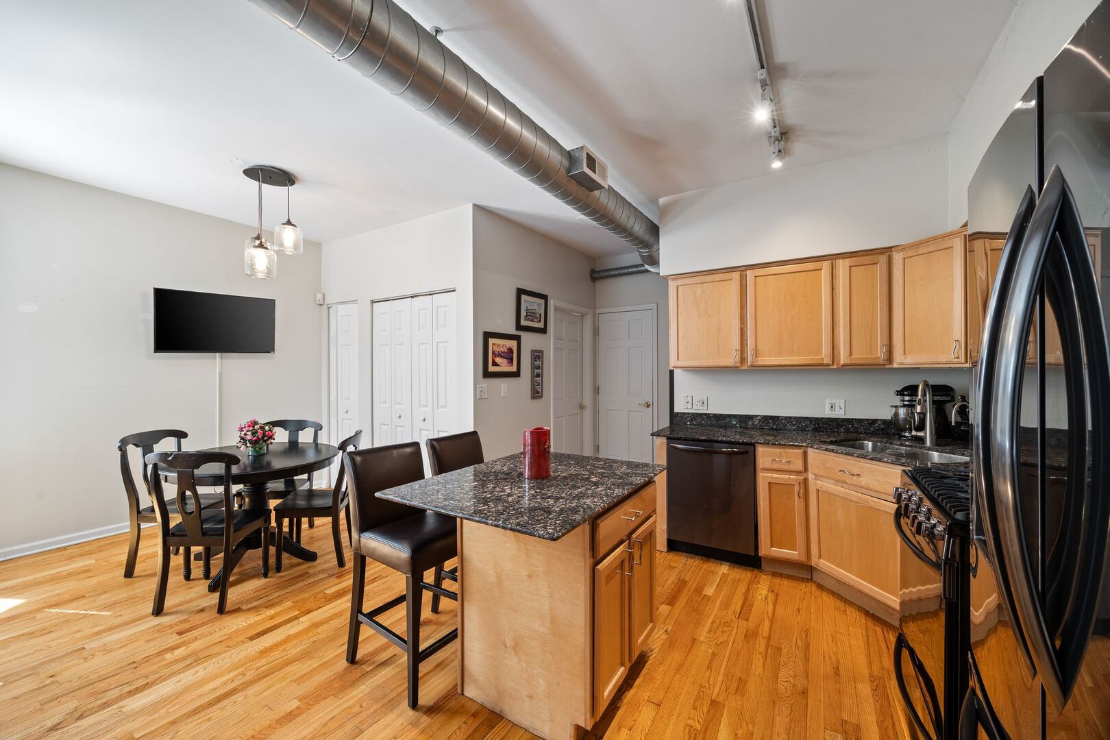 1025 W Balmoral Avenue Unit: 2B