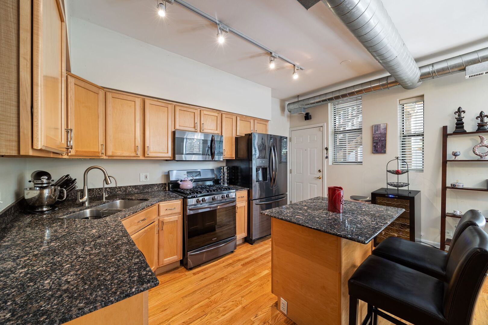 1025 W Balmoral Avenue Unit: 2B
