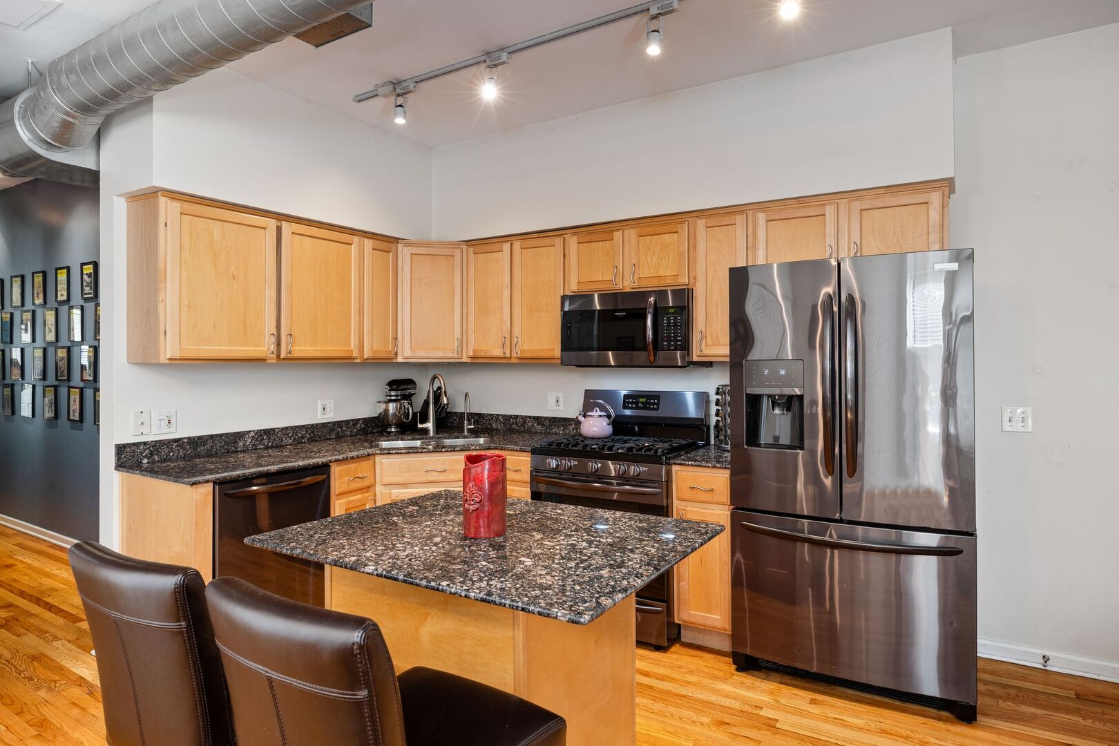 1025 W Balmoral Avenue Unit: 2B