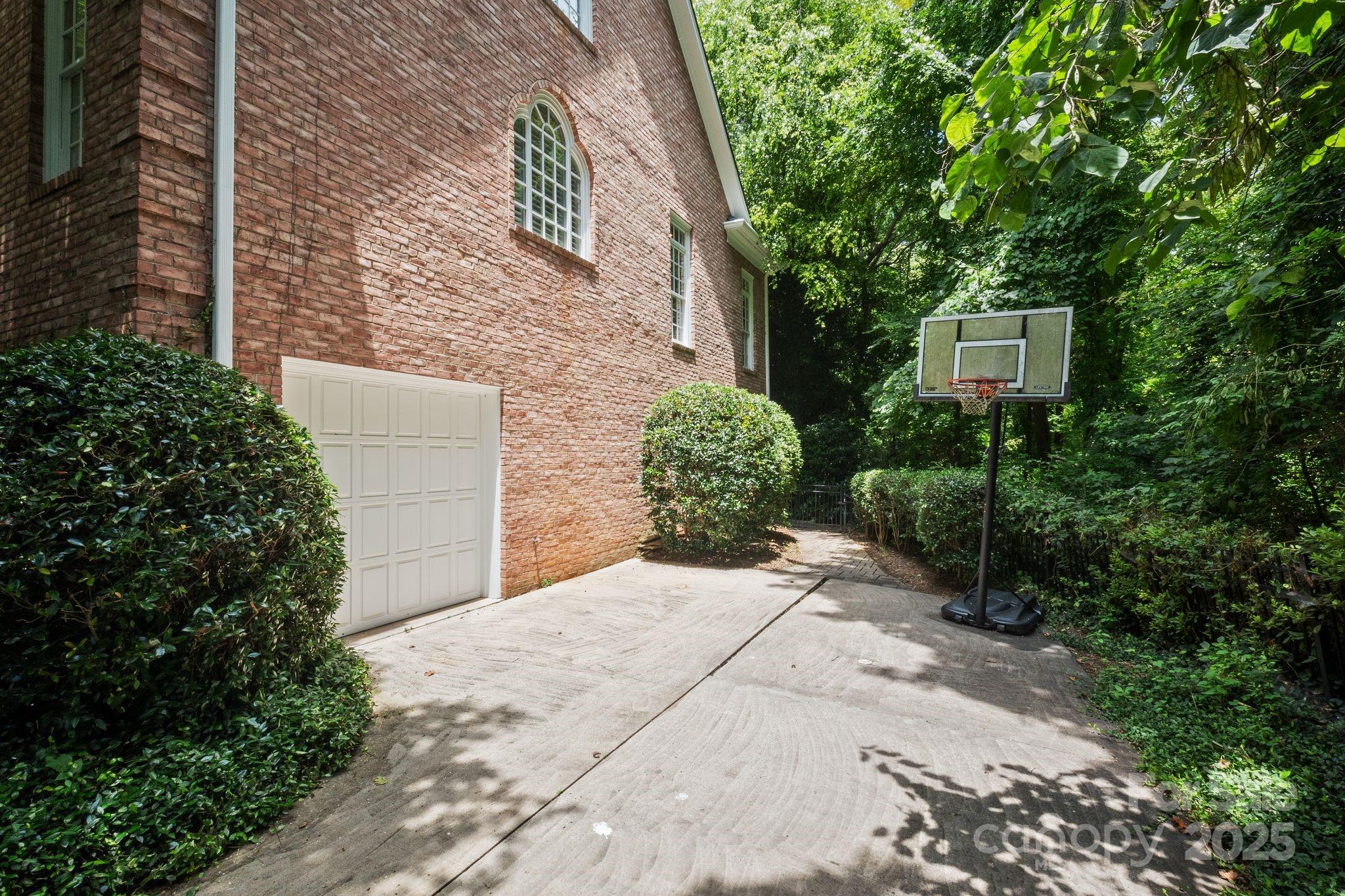 3819 Gleneagles Road