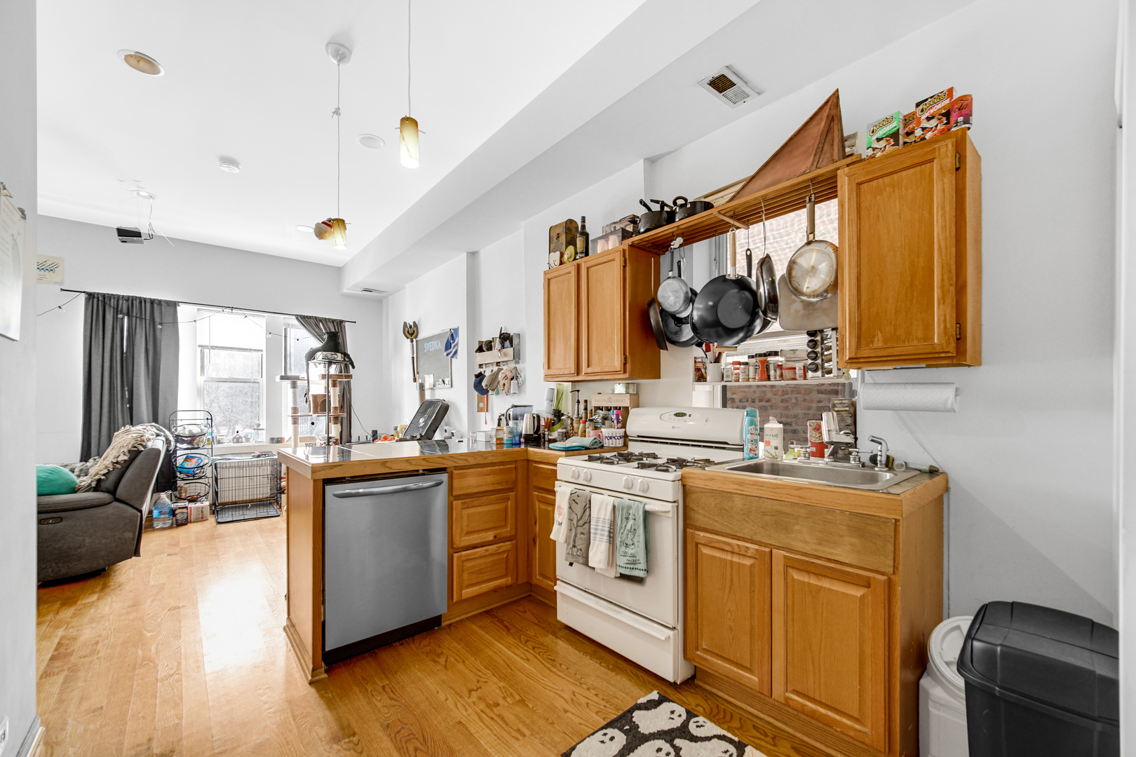 1420 N Western Avenue Unit: 2F