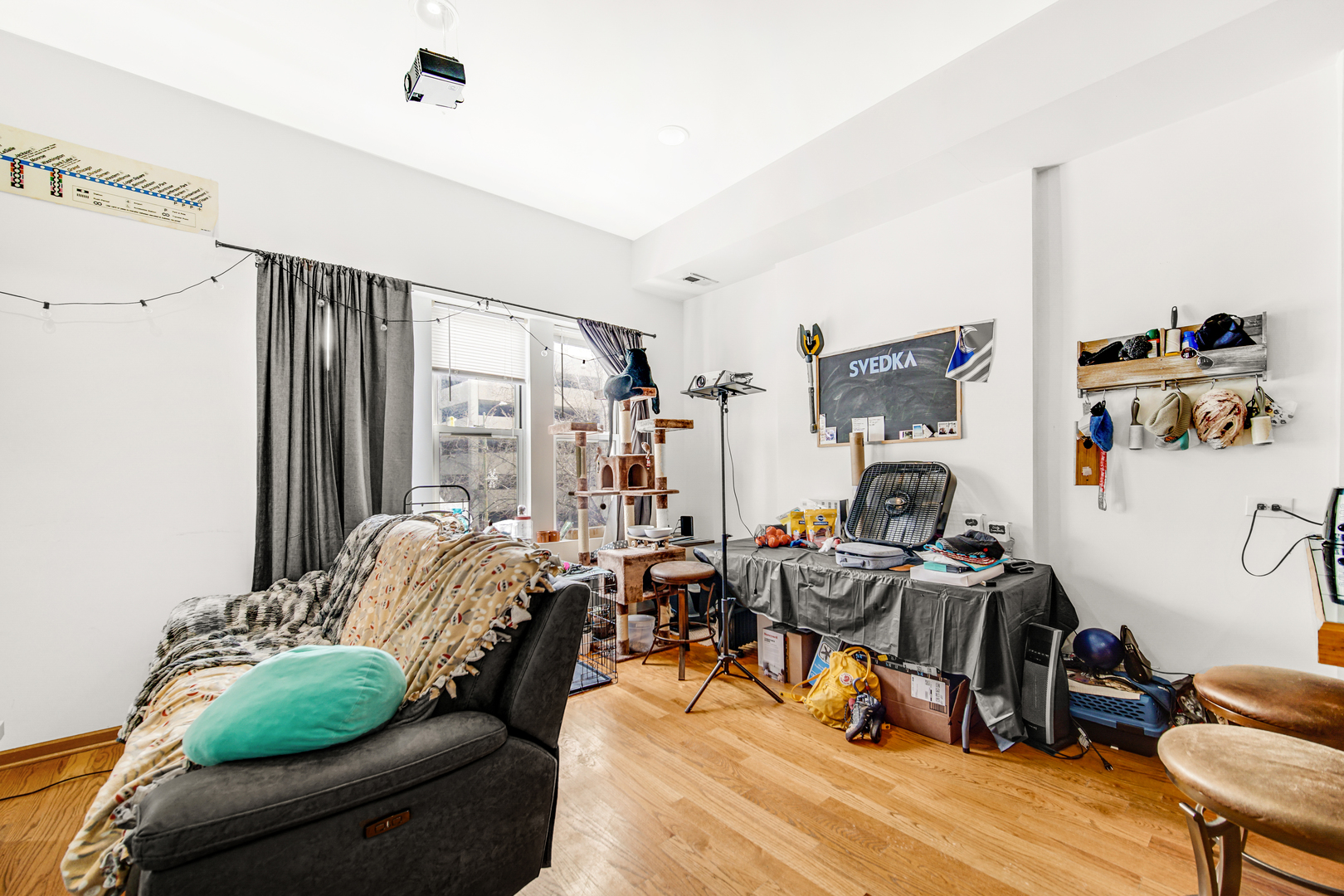 1420 N Western Avenue Unit: 2F