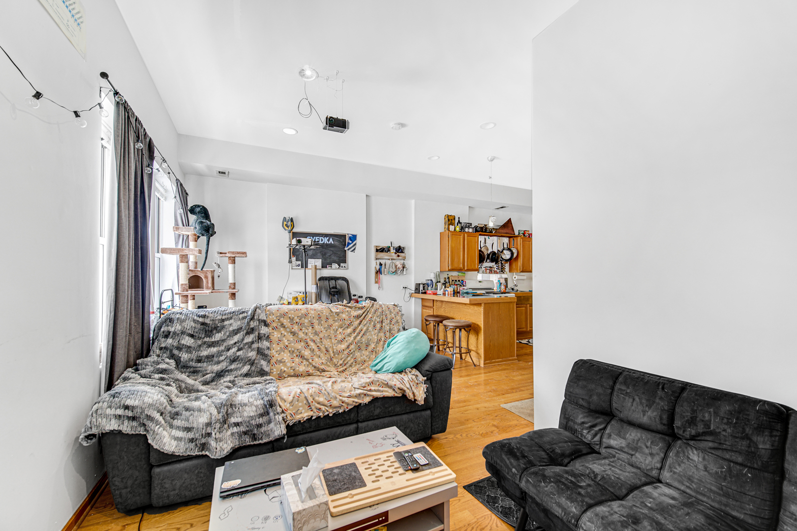 1420 N Western Avenue Unit: 2F