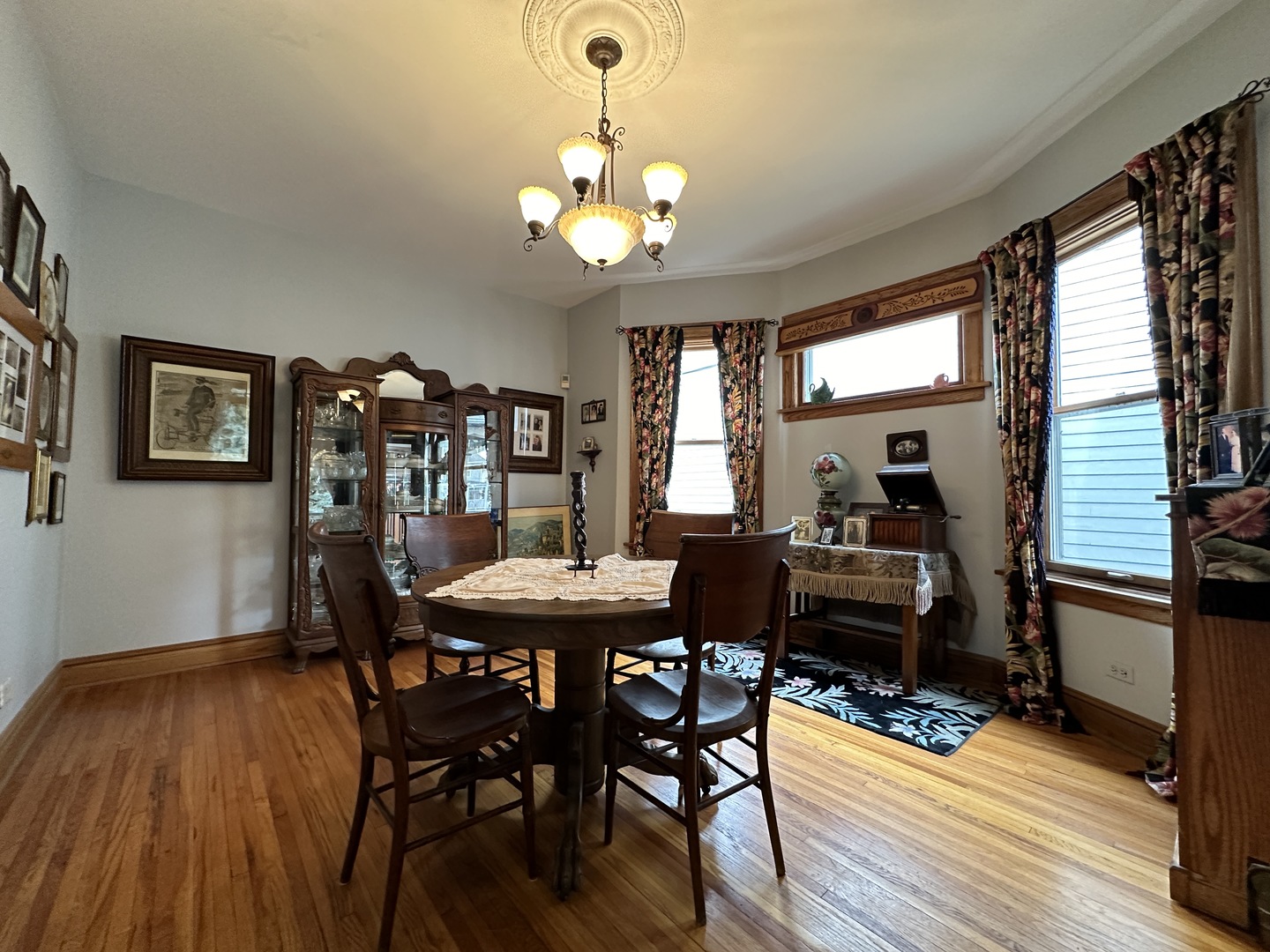 4024 W Waveland Avenue