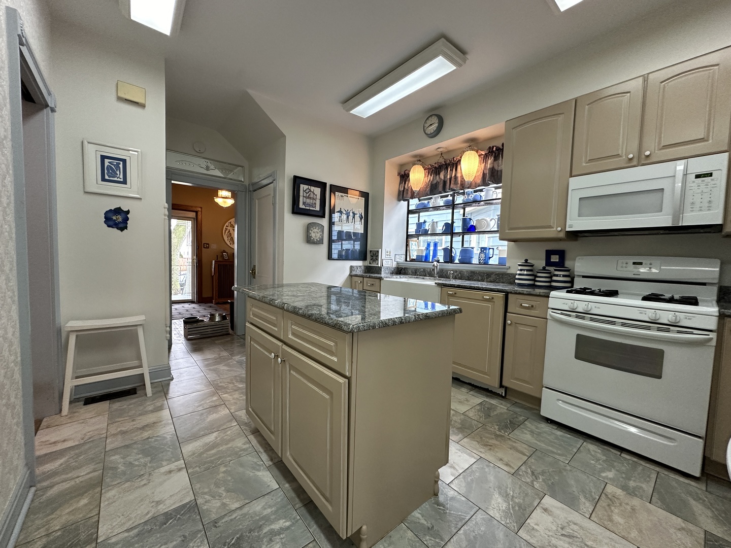 4024 W Waveland Avenue