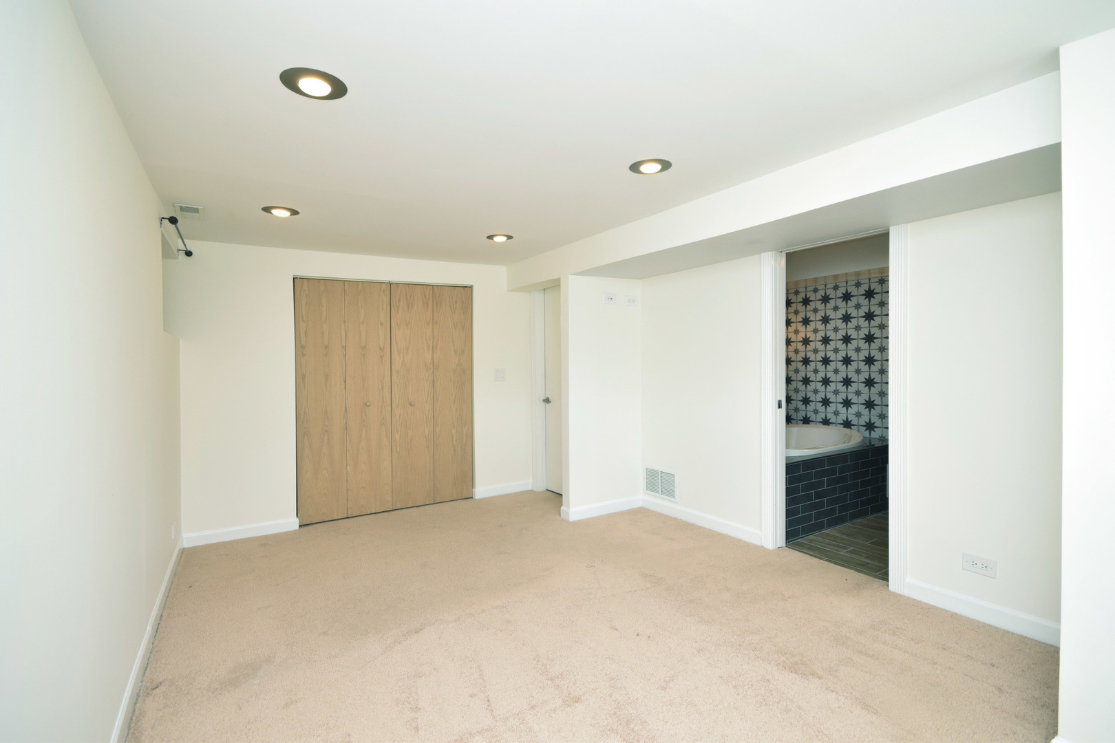 2702 N Artesian Avenue Unit: 1