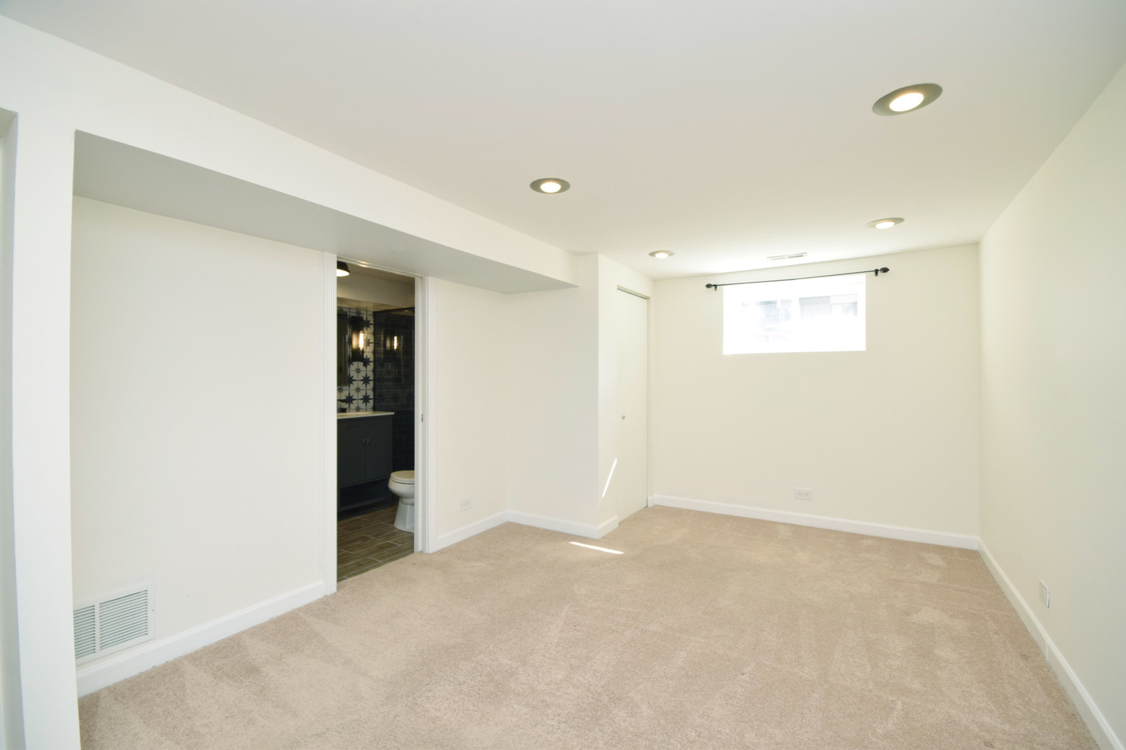 2702 N Artesian Avenue Unit: 1