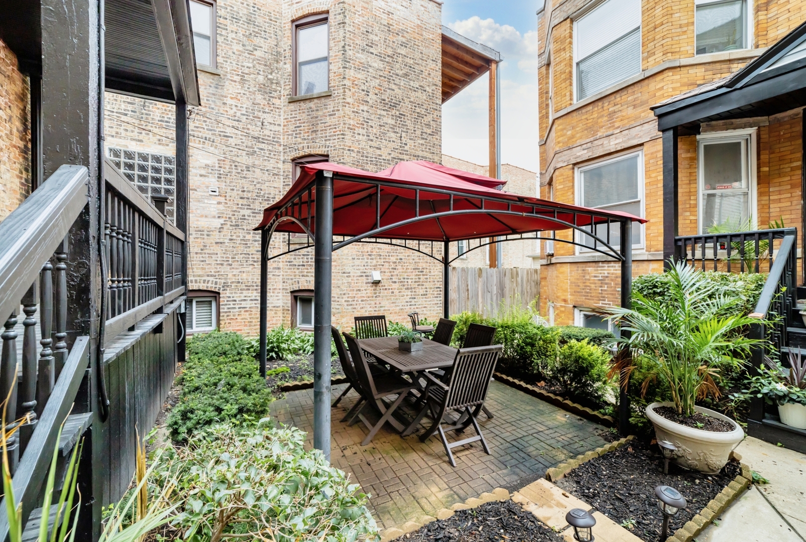 2630 N Fairfield Avenue Unit: 1F