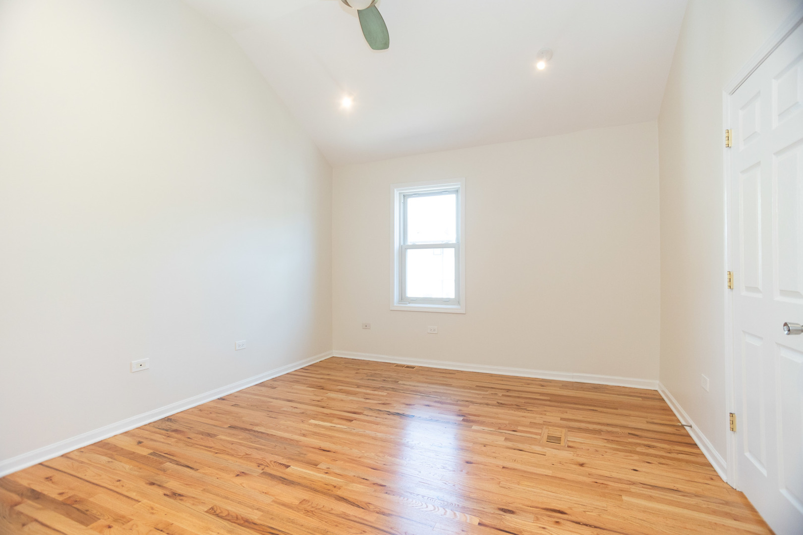 3015 N LEAVITT Street Unit: 3E