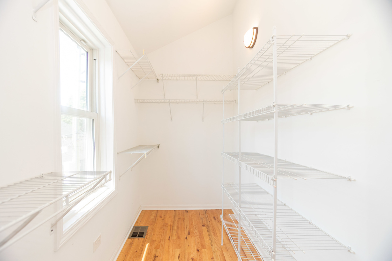 3015 N LEAVITT Street Unit: 3E