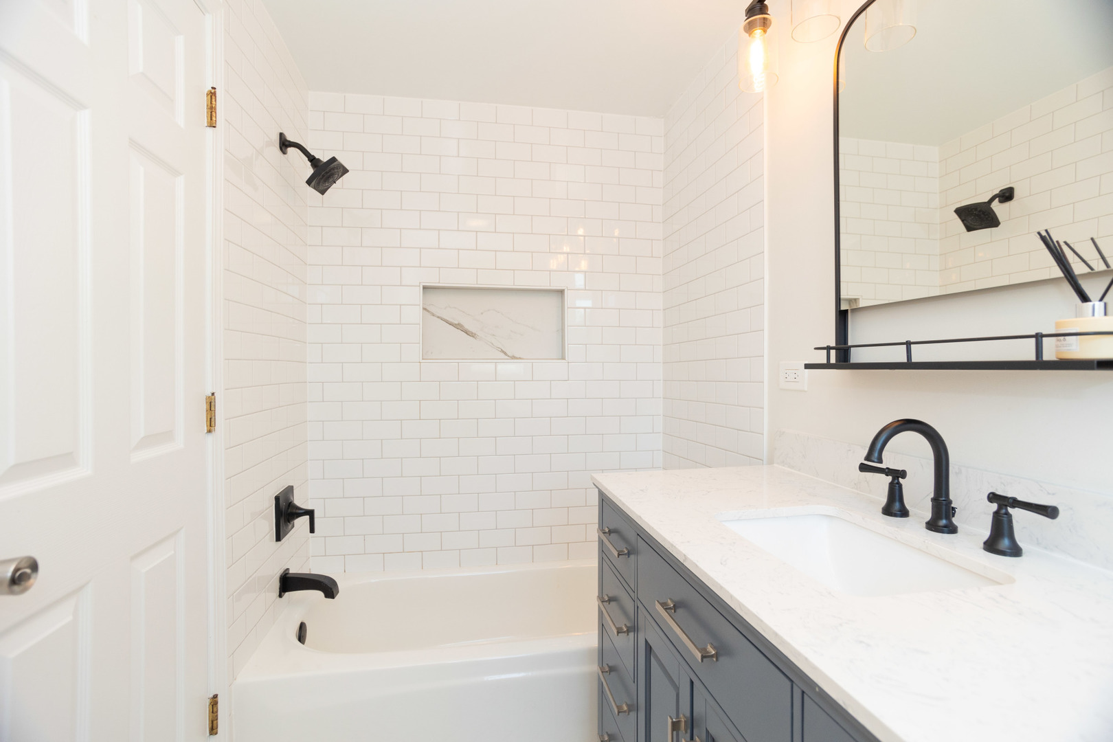 3015 N LEAVITT Street Unit: 3E