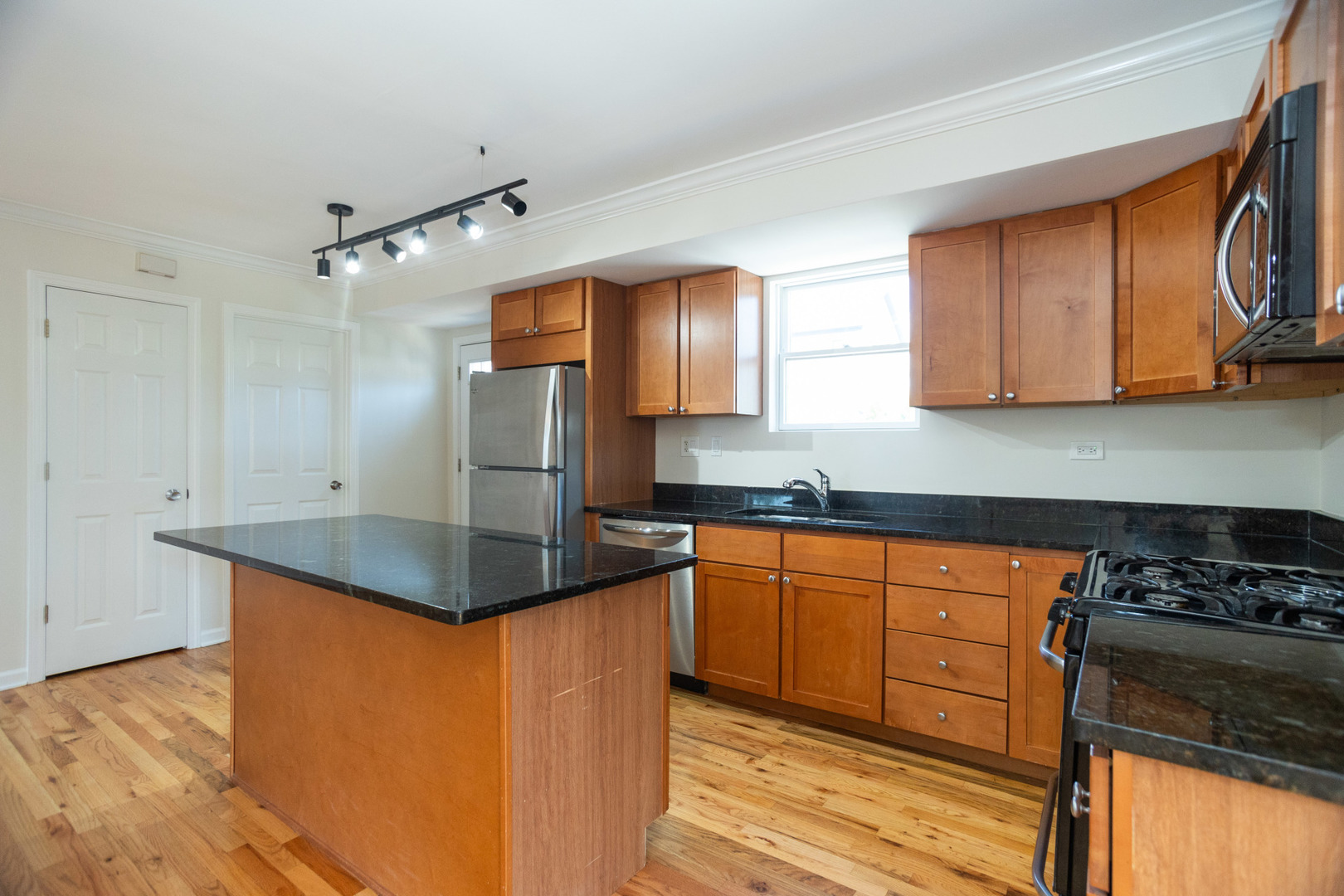 3015 N LEAVITT Street Unit: 3E