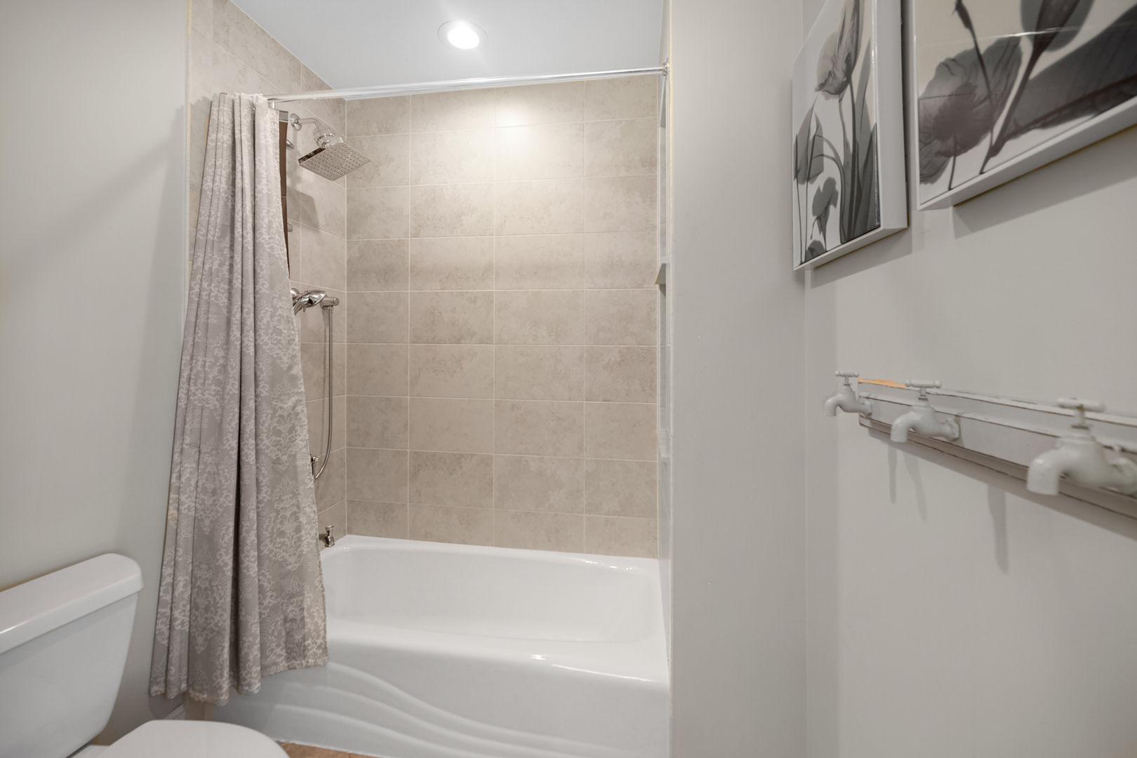 6818 N Oleander Avenue