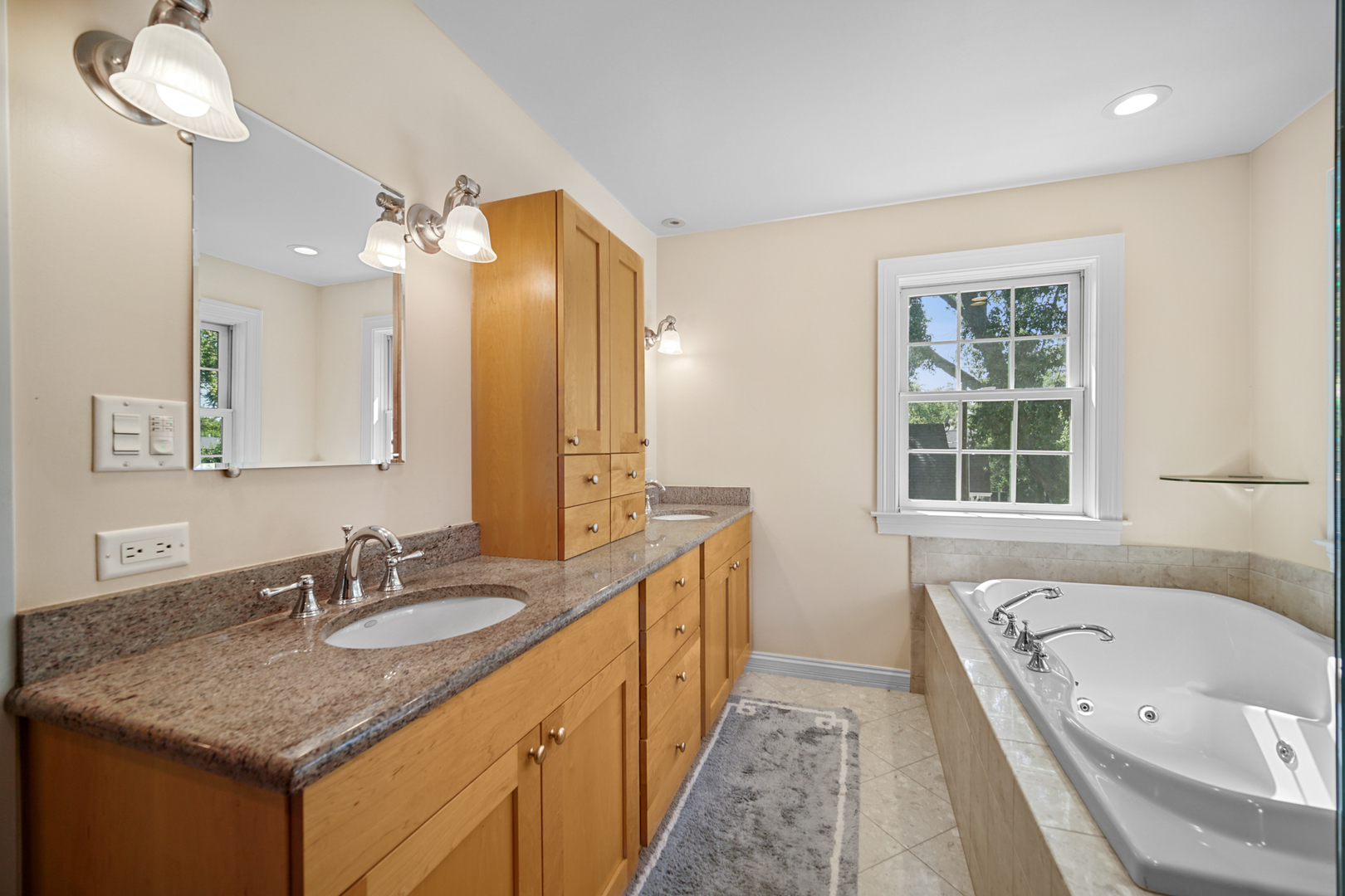 6818 N Oleander Avenue