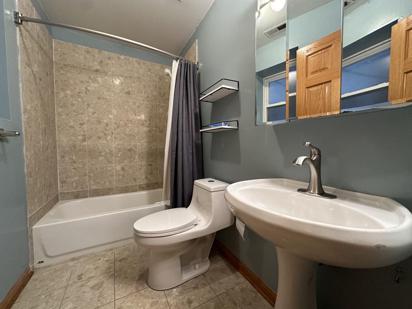 825 N May Street Unit: 1