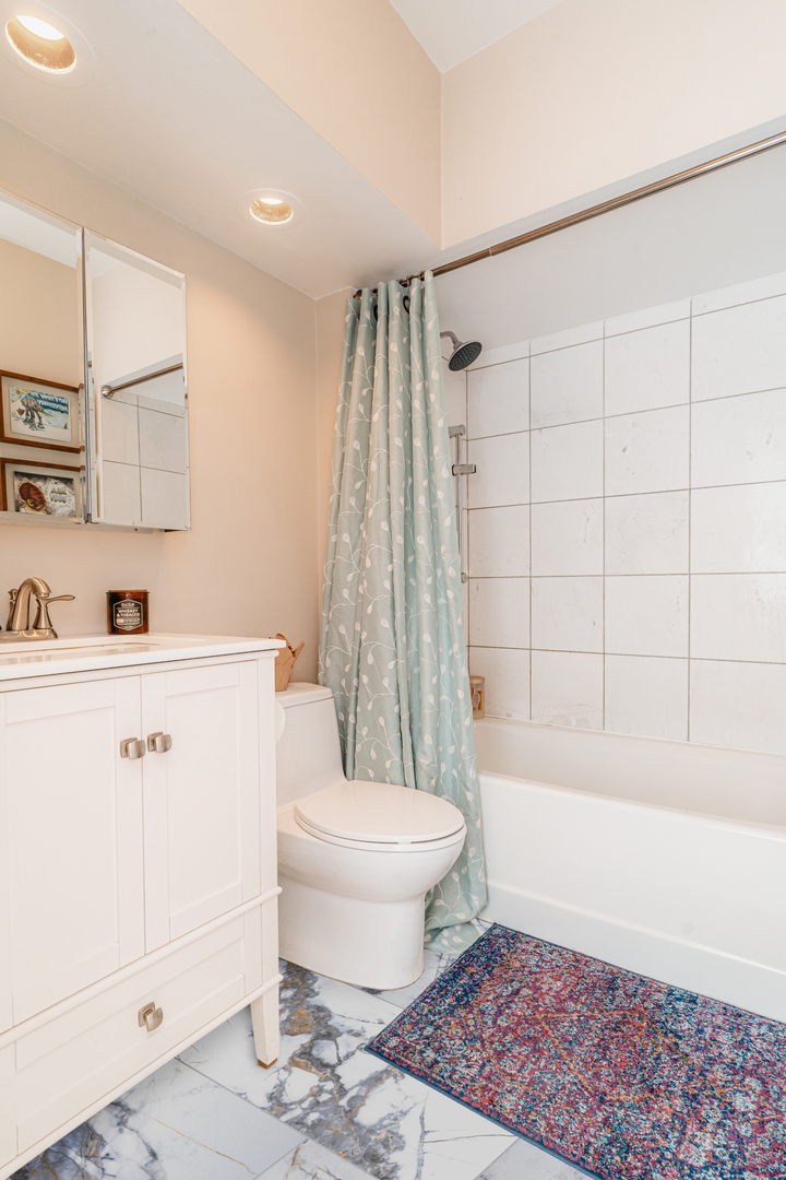 1009 W Wolfram Street Unit: 1E