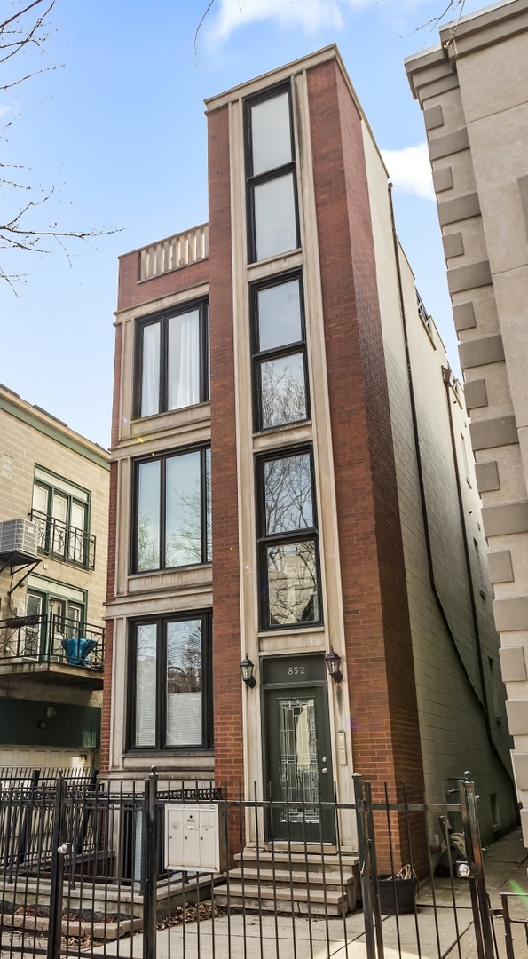 852 N Paulina Street Unit: 3