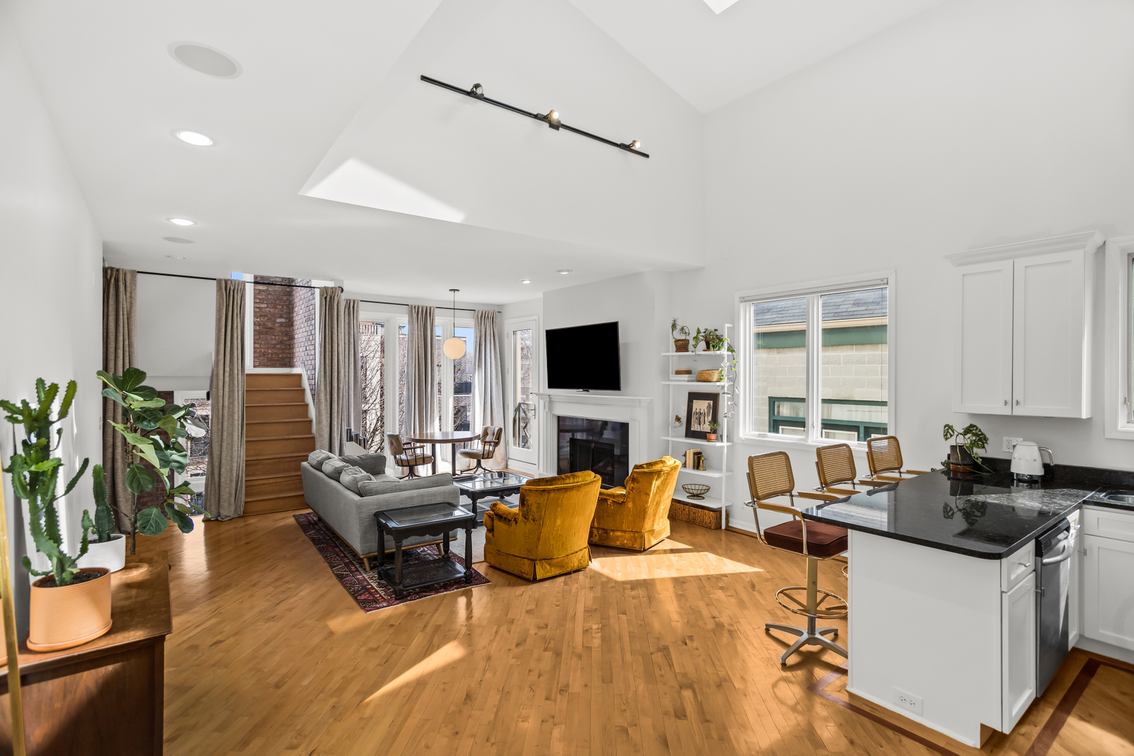 852 N Paulina Street Unit: 3