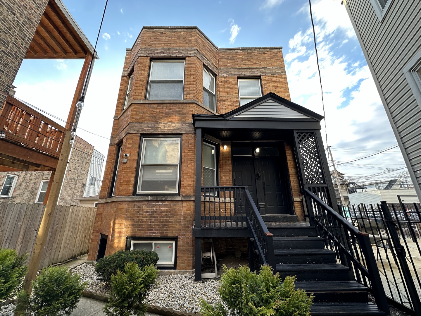 2630 N Fairfield Avenue Unit: 2R