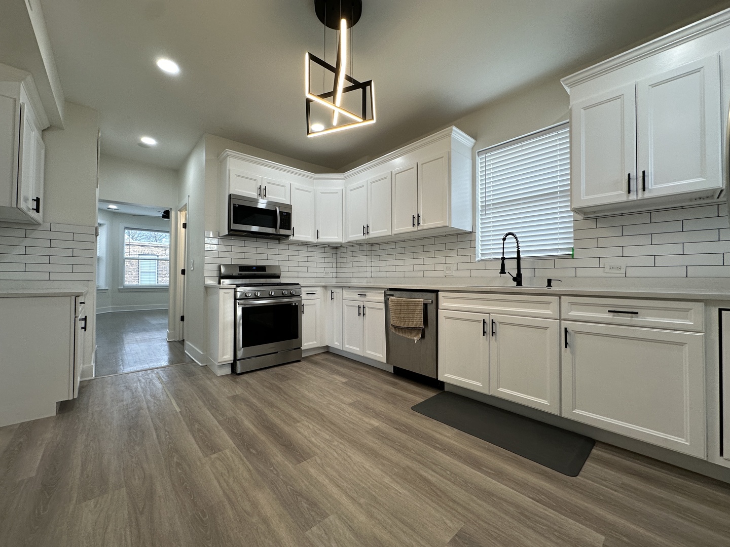 2630 N Fairfield Avenue Unit: 2R