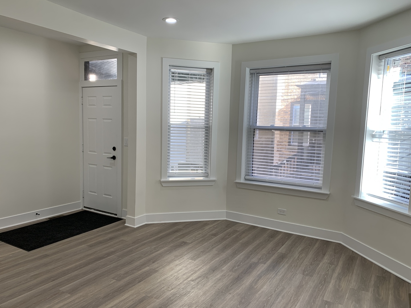 2630 N Fairfield Avenue Unit: 1R
