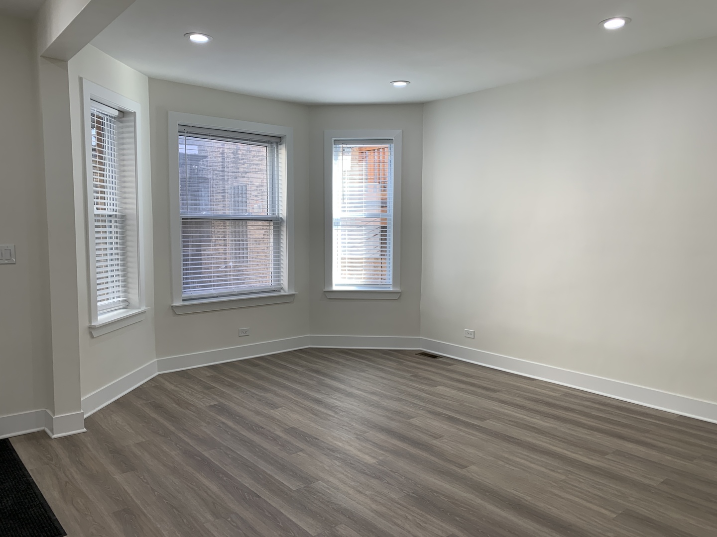 2630 N Fairfield Avenue Unit: 1R