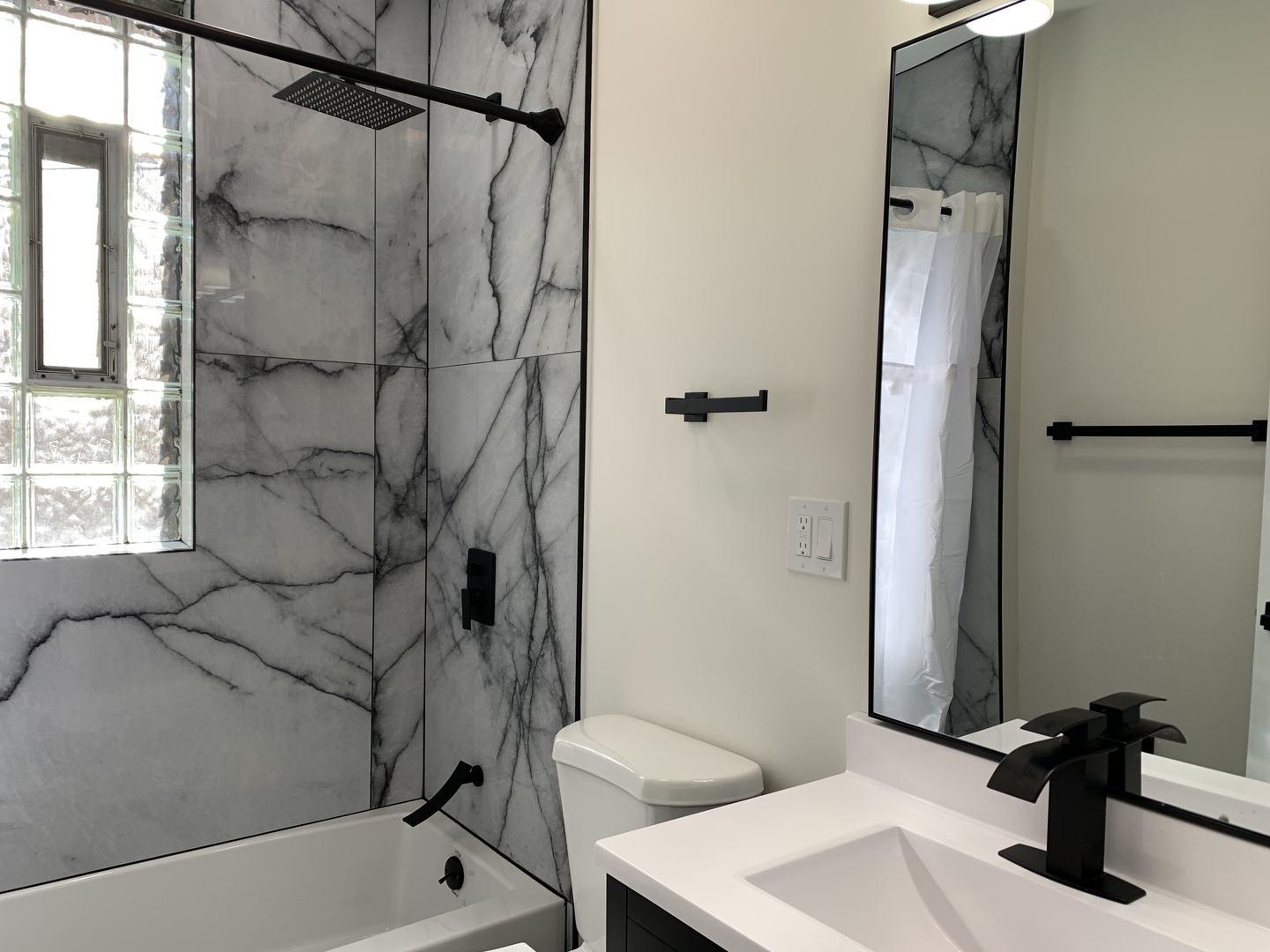 2630 N Fairfield Avenue Unit: 1R