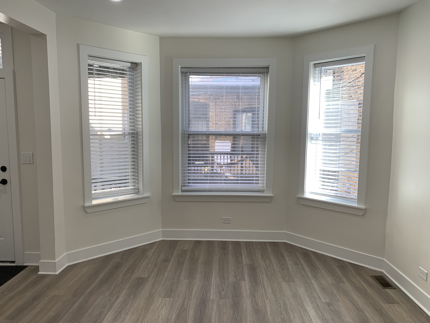 2630 N Fairfield Avenue Unit: 1R