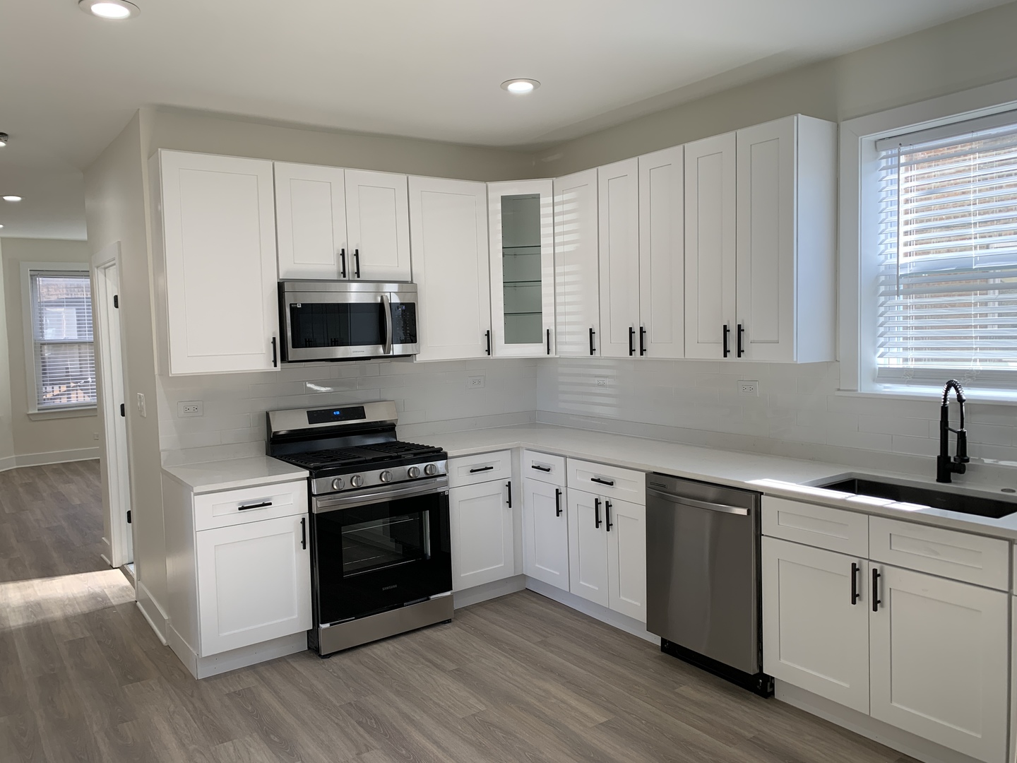 2630 N Fairfield Avenue Unit: 1R