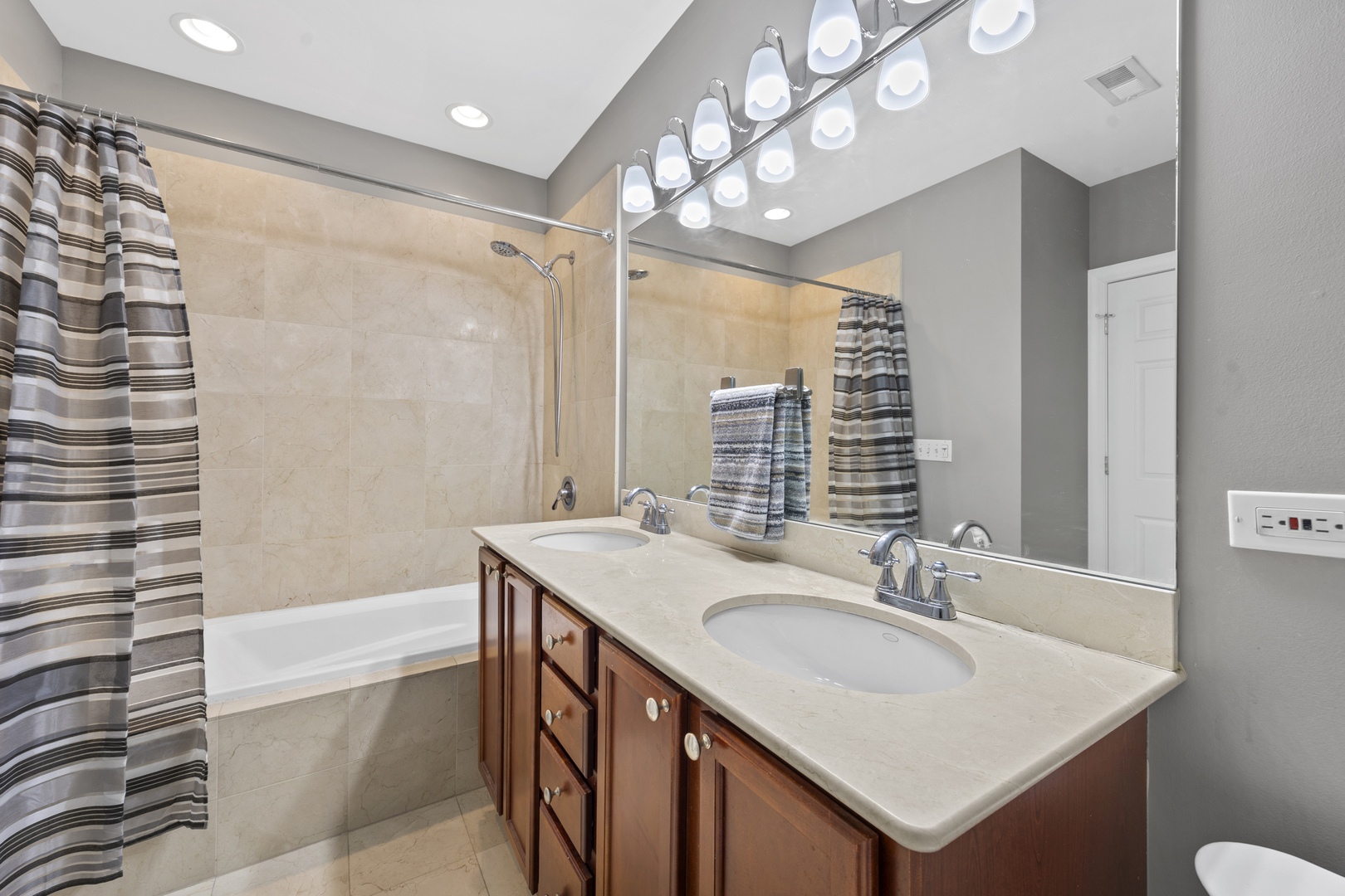 2700 W BELMONT Avenue Unit: 402