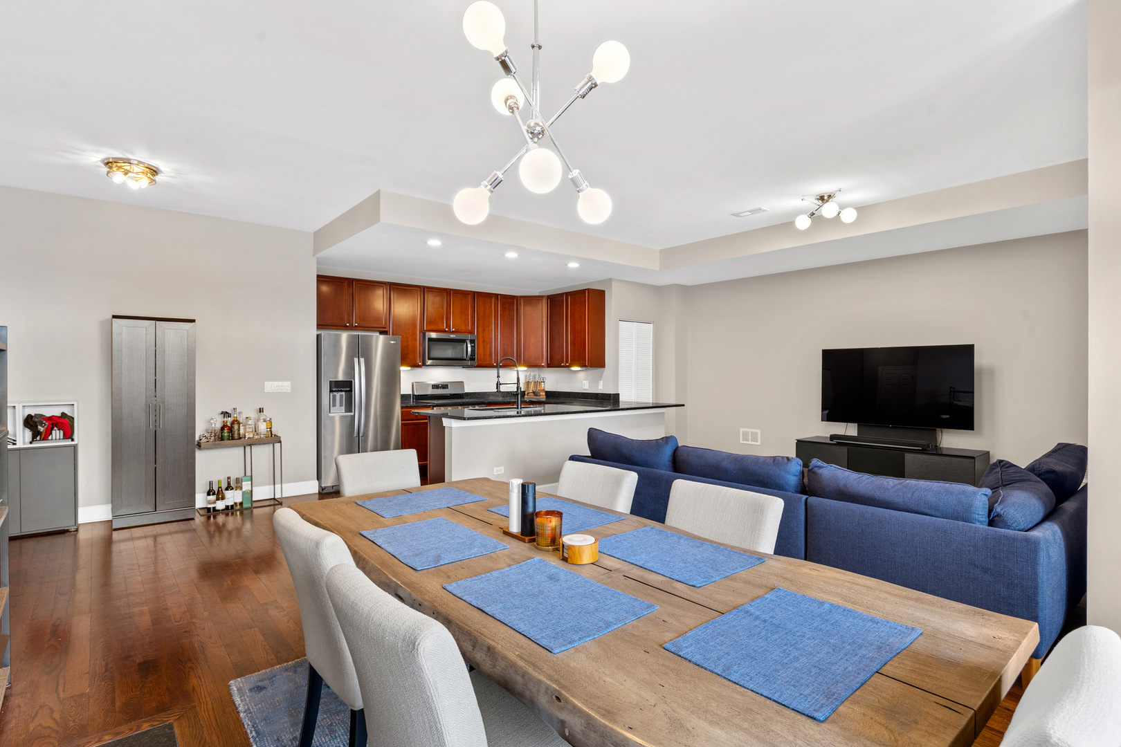 2700 W BELMONT Avenue Unit: 402