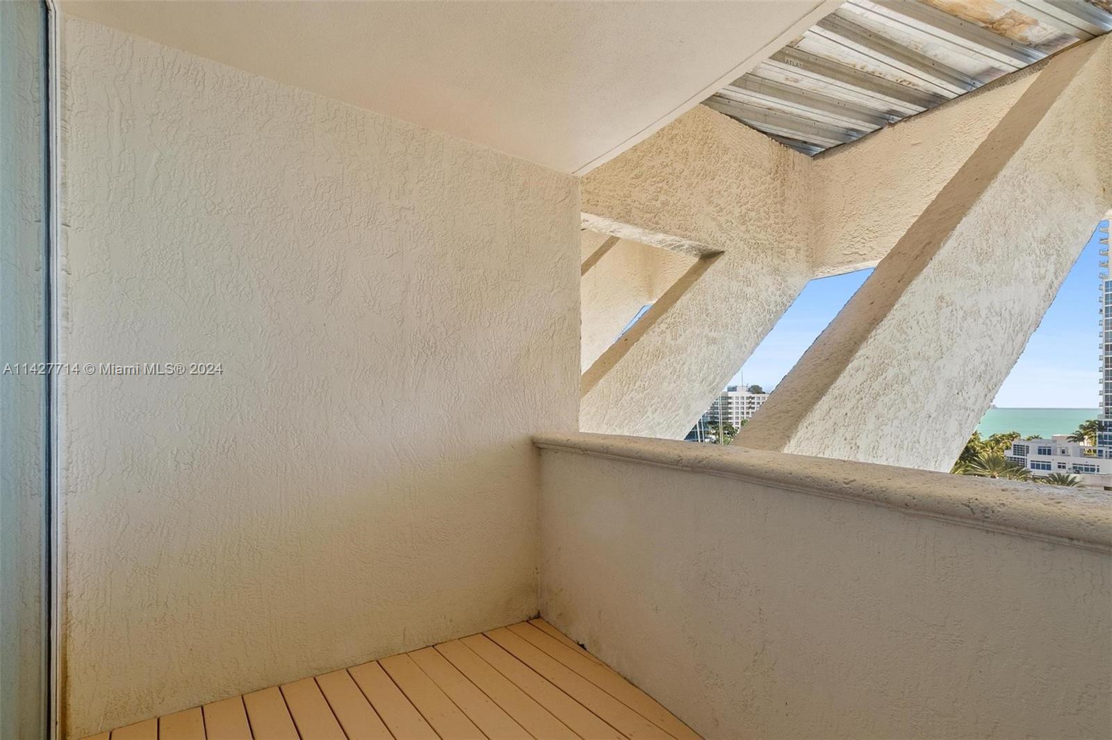 300 S Pointe Dr Unit: 907