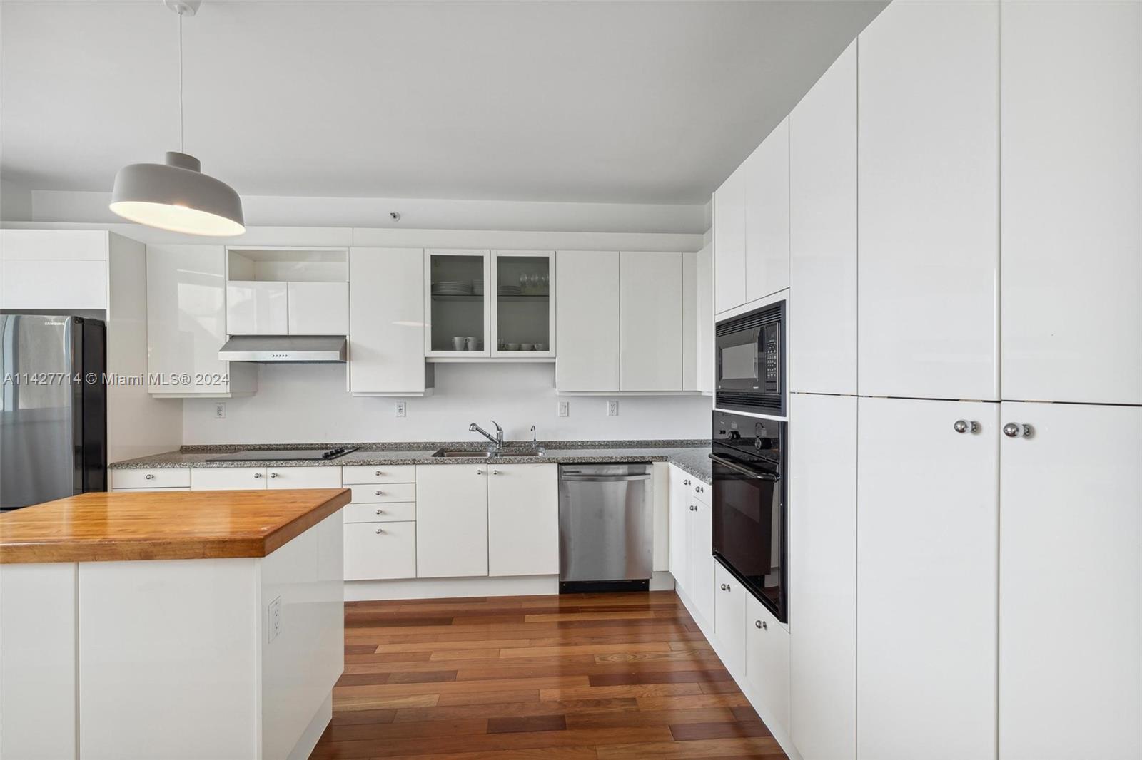 300 S Pointe Dr Unit: 907