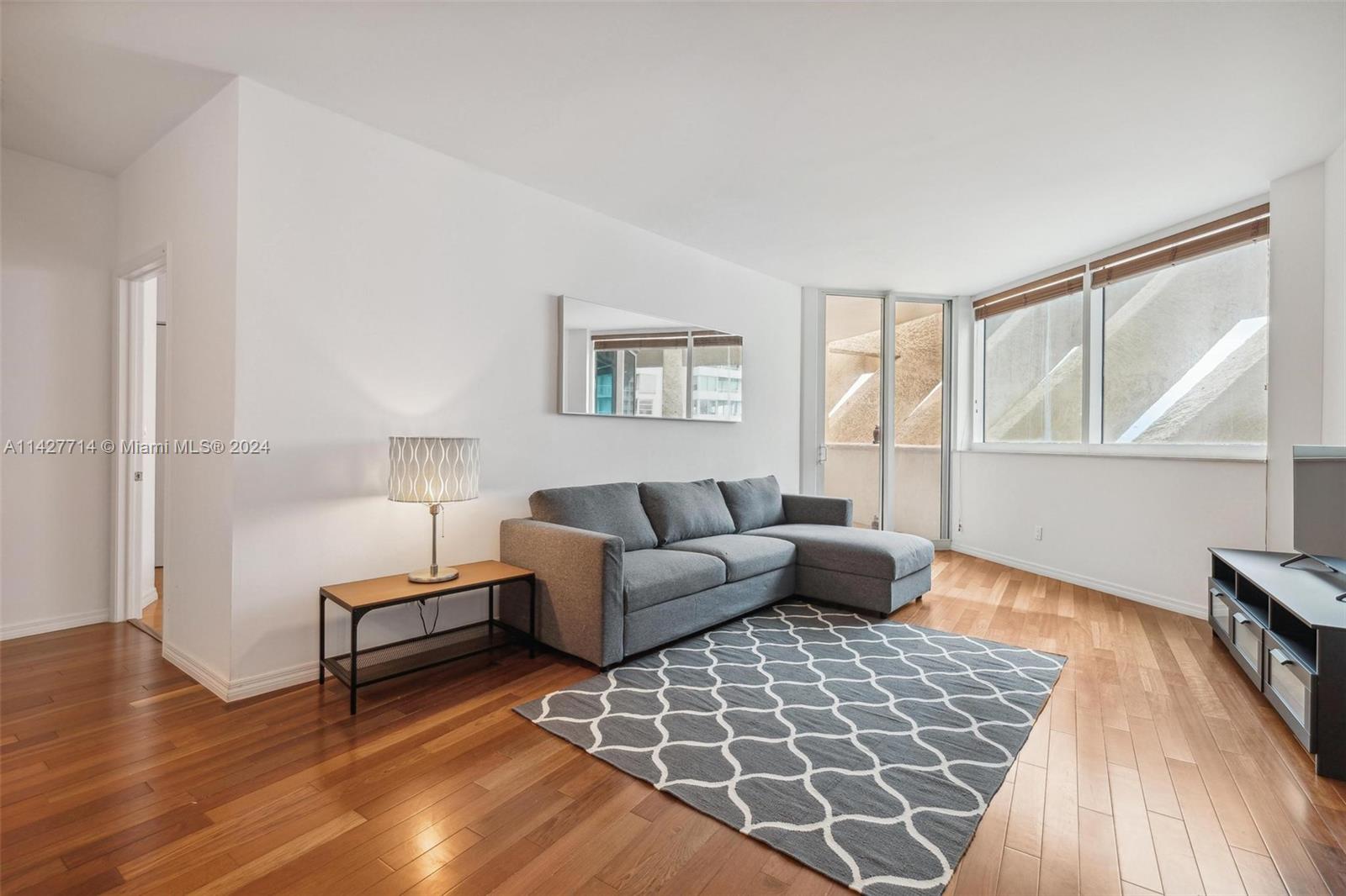 300 S Pointe Dr Unit: 907