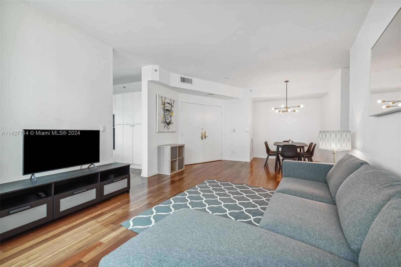 300 S Pointe Dr Unit: 907