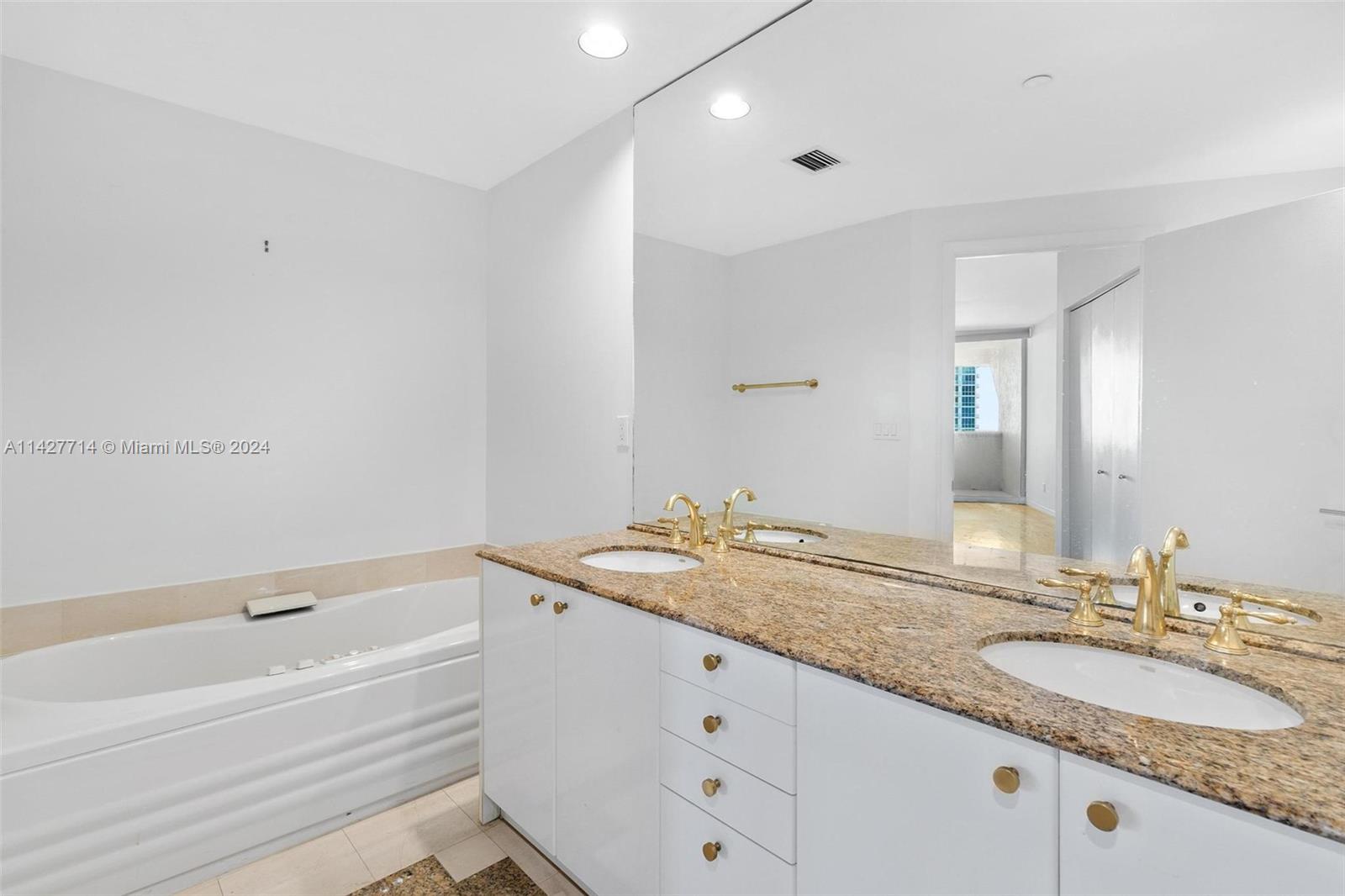 300 S Pointe Dr Unit: 907