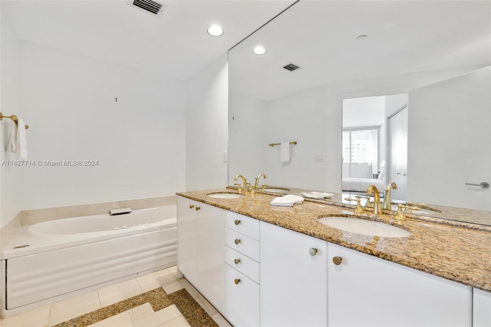 300 S Pointe Dr Unit: 907
