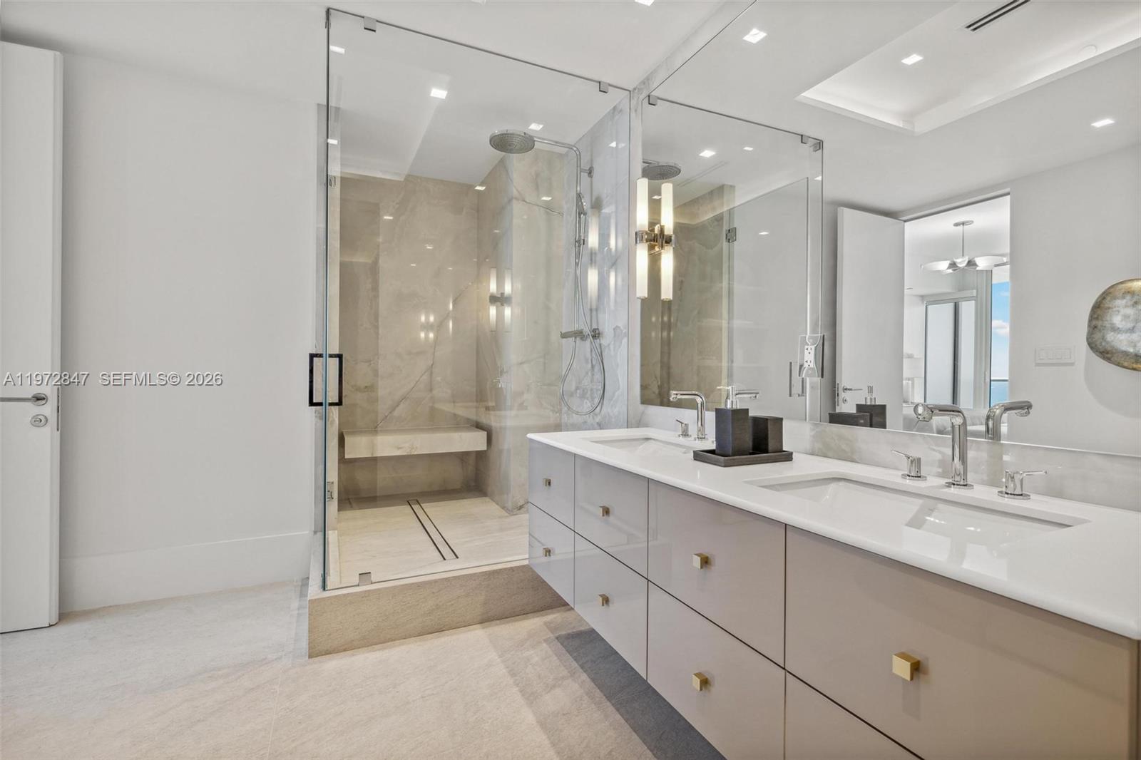 100 S Pointe Dr # 3905