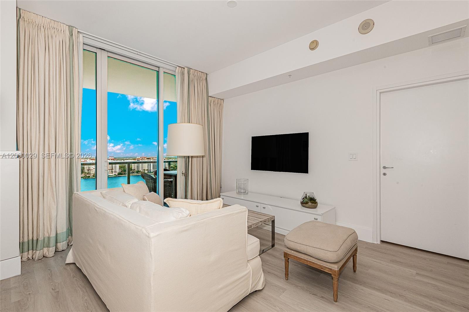 50 S Pointe Dr # 1804