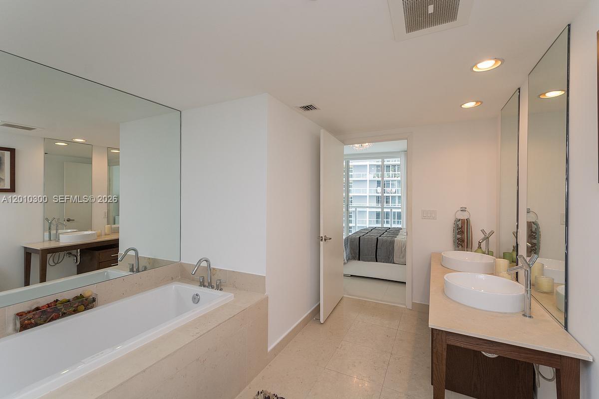 495 Brickell Ave # 3710