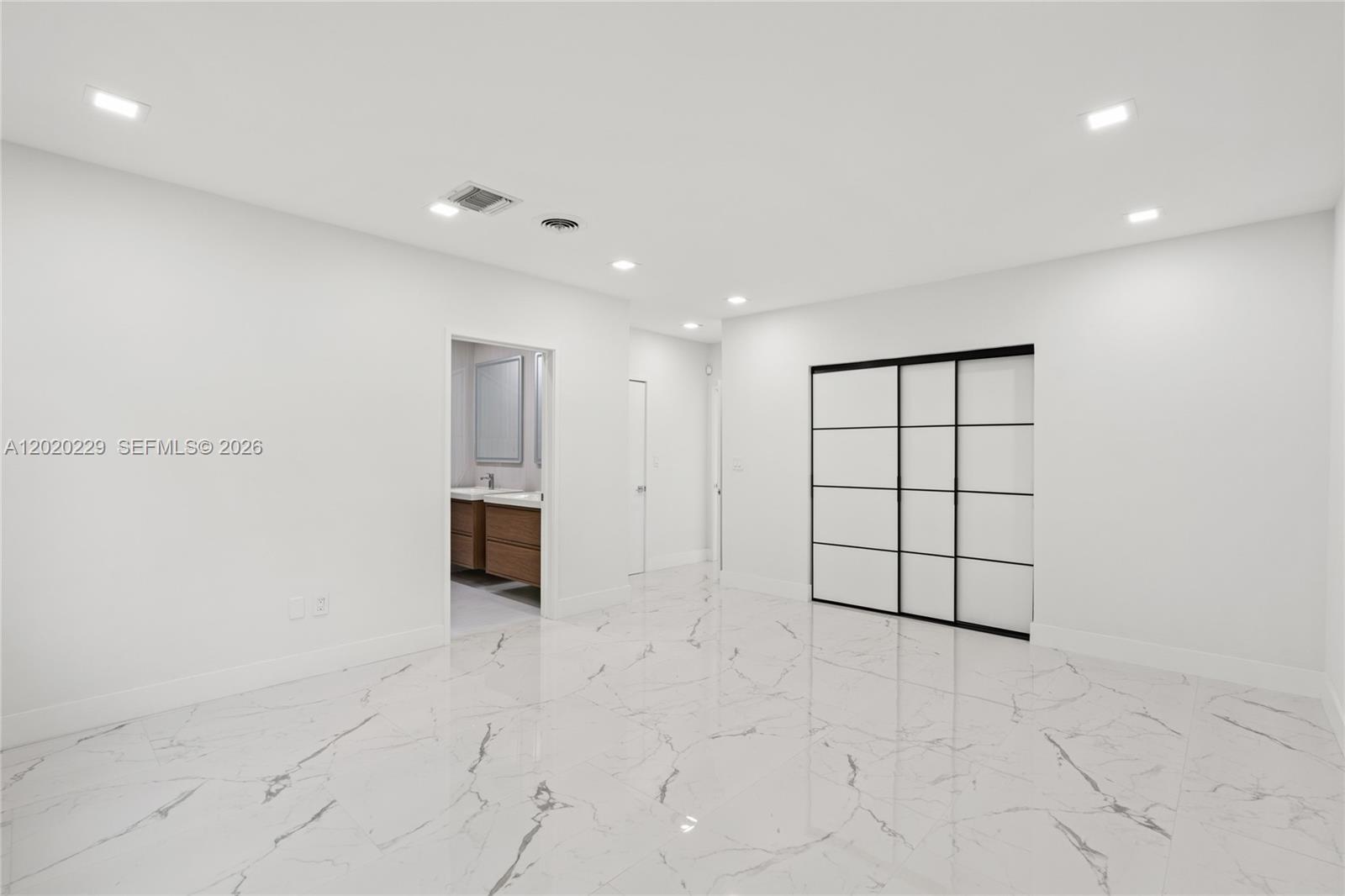 112 E 1st Ct