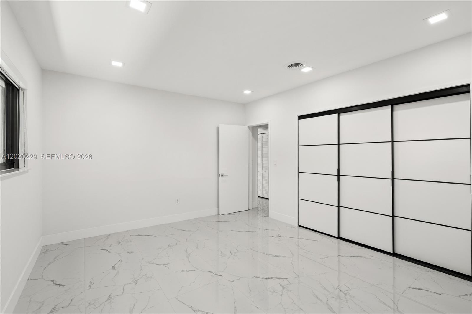 112 E 1st Ct